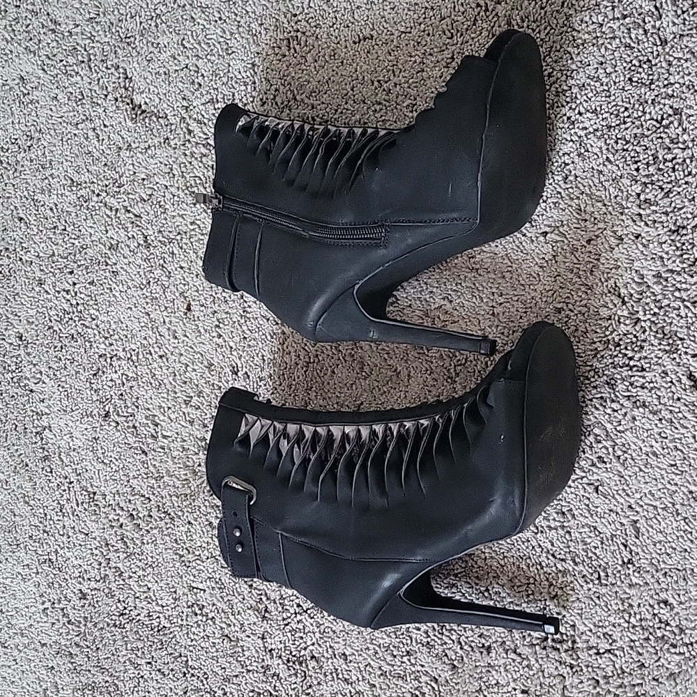 JustFab Black 4-inch Heeled Booties, Size 8 - Picture 3 of 6
